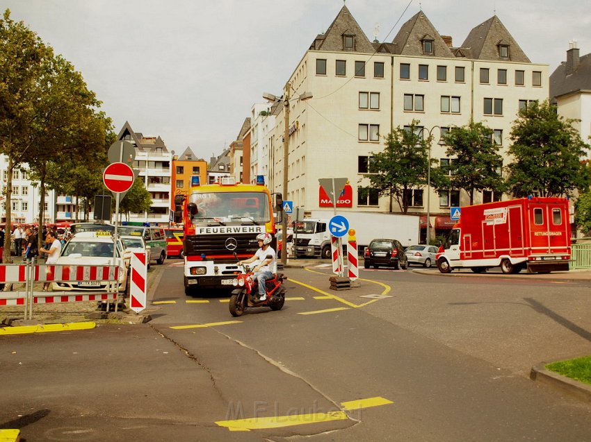 2 Denkmalkletterer hielten Feuerwehr und Polizei in Trapp Koeln Heumarkt P051.JPG